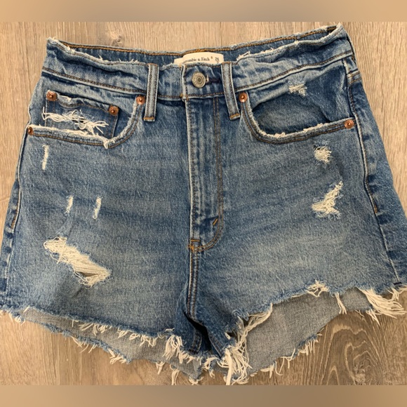 Abercrombie & Fitch The Mom High Rise Blue Jean Shorts Size 26/2 - Picture 1 of 3